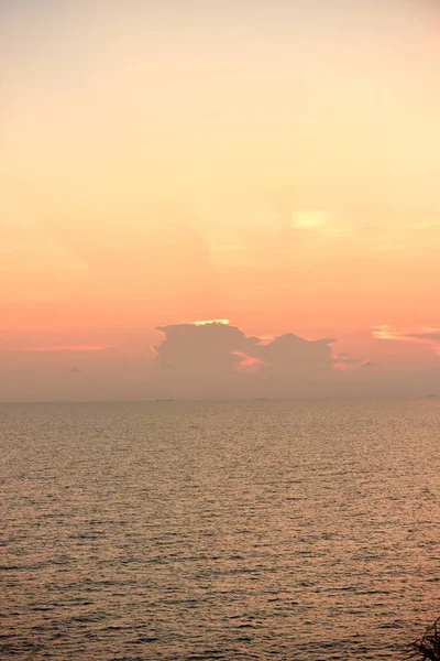 Kleurrijke Hemel Uitzicht Zonsondergang Aan Zee Met Het Licht Dat — Stockfoto