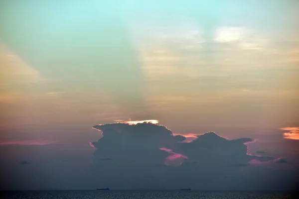 Coloridas Vistas Cielo Después Del Atardecer Mar Con Luz Brillando —  Fotos de Stock