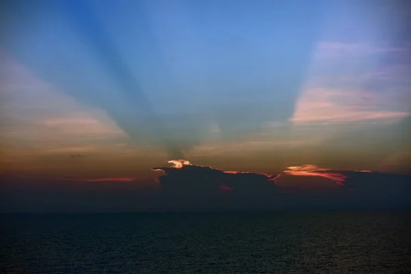 Coloridas Vistas Cielo Después Del Atardecer Mar Con Luz Brillando —  Fotos de Stock