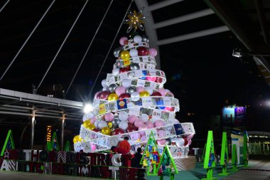 Süslemeleri ve ışıkları olan Noel ağacı