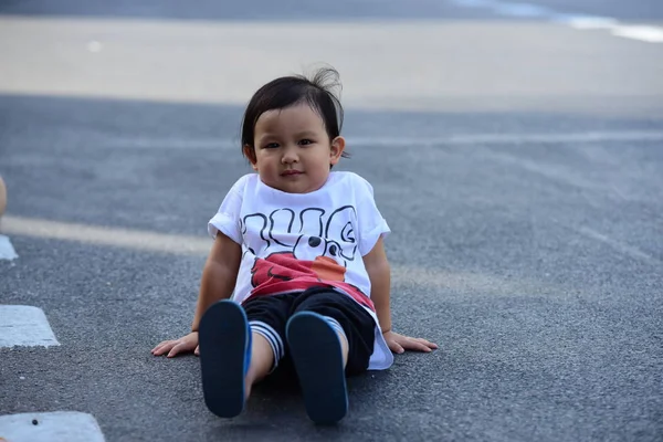 Niña Camino Asfalto — Foto de Stock