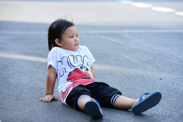 Petite Fille Sur Route Asphaltée — Photo