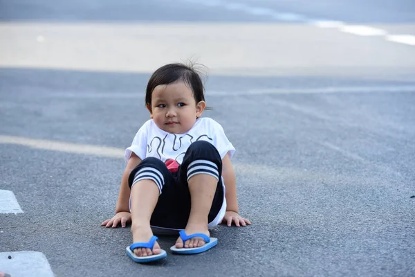 Petite Fille Sur Route Asphaltée — Photo