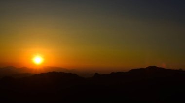 Gün batımında dağlık manzaranın manzarası