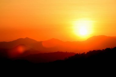 Gün batımında dağlık manzaranın manzarası