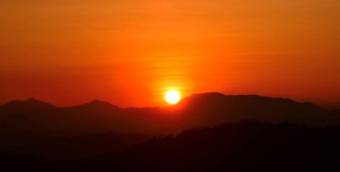 Gün batımında dağlık manzaranın manzarası