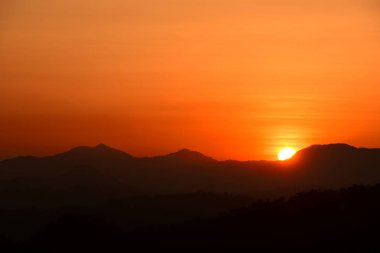 Gün batımında dağlık manzaranın manzarası