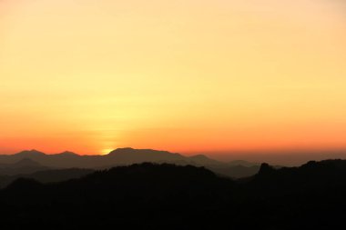 Gün batımında dağlık manzaranın manzarası