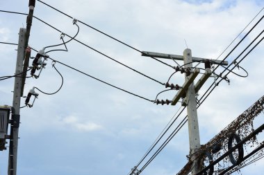 Elektrik kuleleri ve kablolarla mavi gökyüzünün manzarası