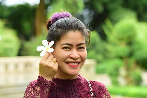 Retrato Hermosa Mujer Asiática Con Flor Cabeza —  Fotos de Stock