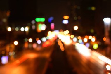 Şehirdeki trafik ışıklarının bulanık arkaplanı