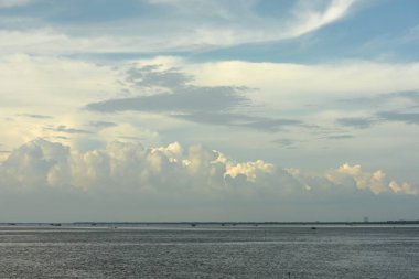 Deniz manzarası ve bulutlu mavi gökyüzü