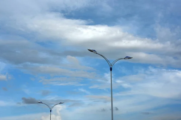 Stad Lyktor Blå Himmel Bakgrund — Stockfoto