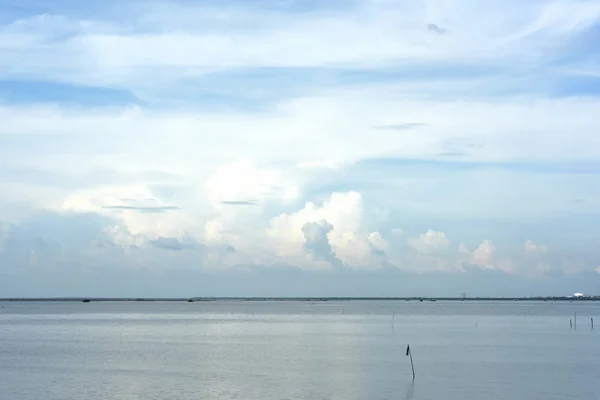 Malowniczy Widok Morze Zachmurzone Błękitne Niebo — Zdjęcie stockowe