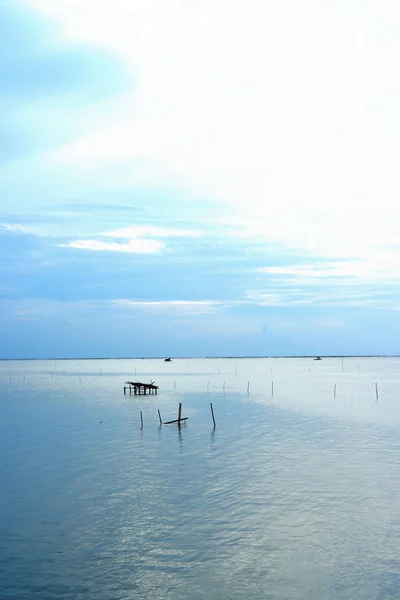 美丽的海景和多云的蓝天 — 图库照片