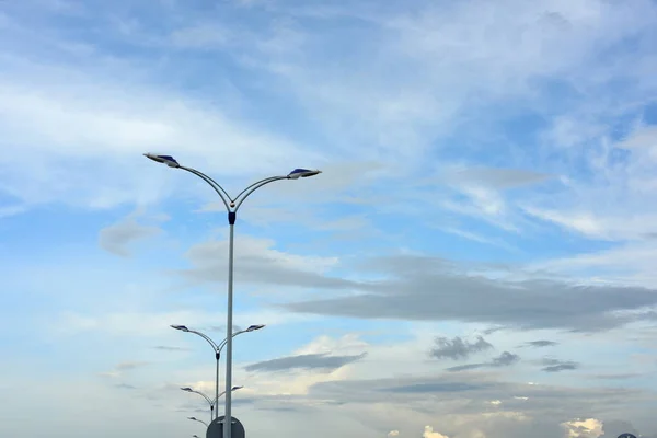 Stad Lyktor Blå Himmel Bakgrund — Stockfoto