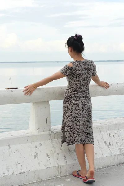 Азиатская Женщина Позирующая Набережной Днем — стоковое фото