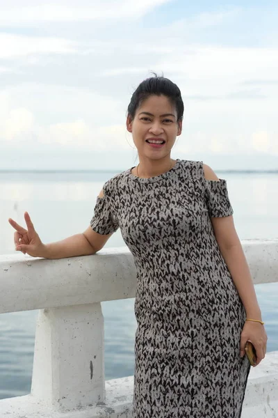 Азійська Жінка Стояла Морському Фронті Вдень — стокове фото
