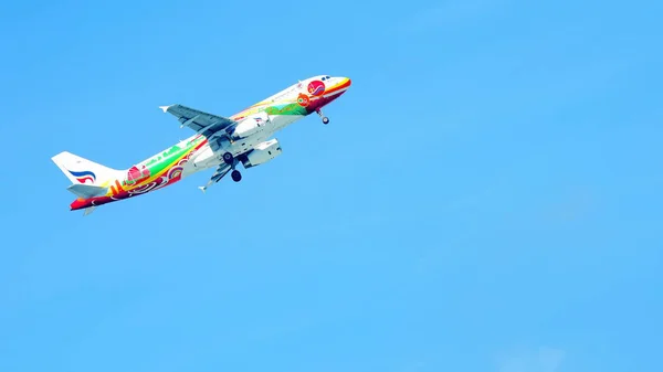 Das Flugzeug Fliegt Den Flughafen Ein Auf Dem Flughafen Suvarnabhumi — Stockfoto