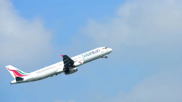 Plane Flying Airport Land Suvarnabhumi Airport Thailand Plane Tilting Turn — Stock Photo, Image