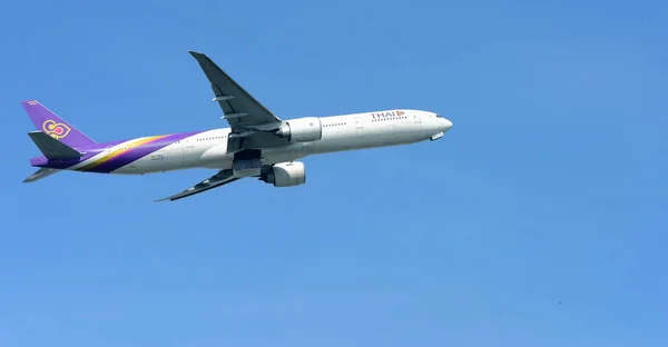 Avión Está Volando Aeropuerto Para Aterrizar Aeropuerto Suvarnabhumi Tailandia Avión — Foto de Stock