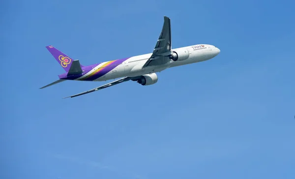 Avión Está Volando Aeropuerto Para Aterrizar Aeropuerto Suvarnabhumi Tailandia Avión —  Fotos de Stock