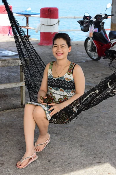 Asian Woman Posing Hammock Daytime — Stock Photo, Image