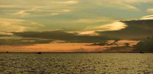 Widok Zachmurzonego Słońca Niebo Nad Morzem — Zdjęcie stockowe
