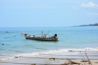 Deniz kıyısında balıkçı tekneleri 