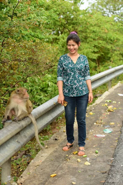 Mulher Asiática Posando Com Macaco Bonito — Fotografia de Stock