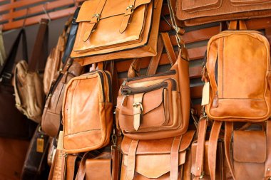 El yapımı iş lerle yapılan deri çantatayland toplulukların deri dükkanlarda güzel.