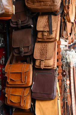 El yapımı iş lerle yapılan deri çantatayland toplulukların deri dükkanlarda güzel.