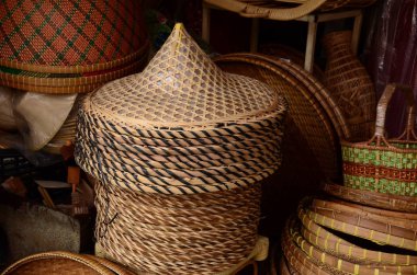 pazarda bambu yapılmış hasır 