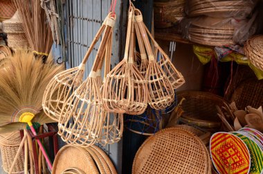 pazarda bambu yapılmış hasır 