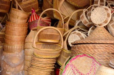 pazarda bambu yapılmış hasır 