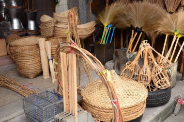 Hasır işi ve seyahat konsepti olan Asya pazarı