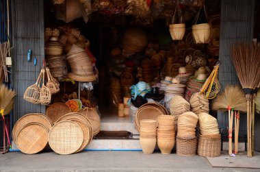 Hasır işi ve seyahat konsepti olan Asya pazarı