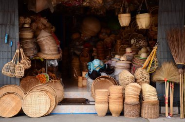 pazarda bambu yapılmış hasır 