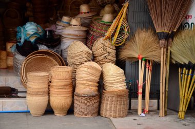 pazarda bambu yapılmış hasır 