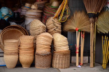 pazarda bambu yapılmış hasır 