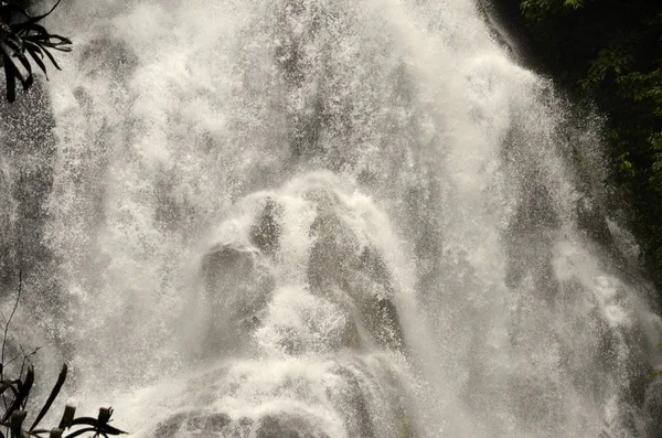 Schöner Großer Wasserfall Wald — Stockfoto