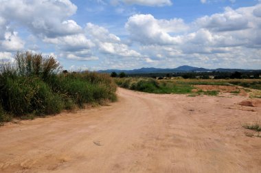 Kuru arazide dağların ve bulutlu gökyüzünün görüntüsü 