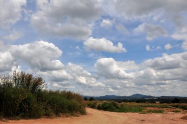 Kuru arazide dağların ve bulutlu gökyüzünün görüntüsü 