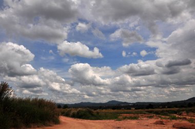 Kuru arazide dağların ve bulutlu gökyüzünün görüntüsü 