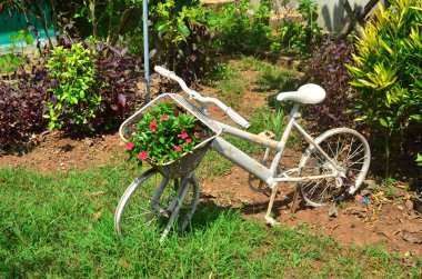 Güneşli bahçede bisiklet heykeli