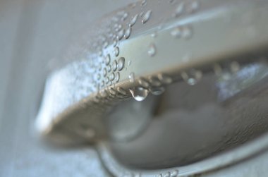 Su damlalarını kapat