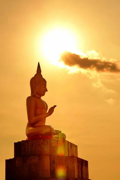 Tempel Und Buddha Statue Gegen Schönen Sonnenuntergang — Stockfoto