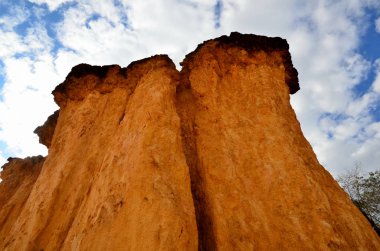 Dağlar mavi gökyüzüne karşı