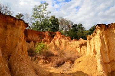 Dağlar mavi gökyüzüne karşı
