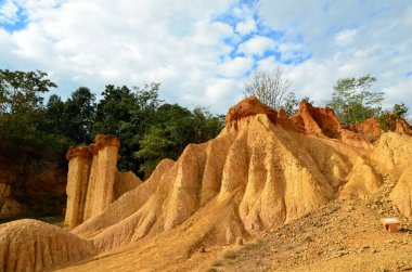 Dağlar mavi gökyüzüne karşı